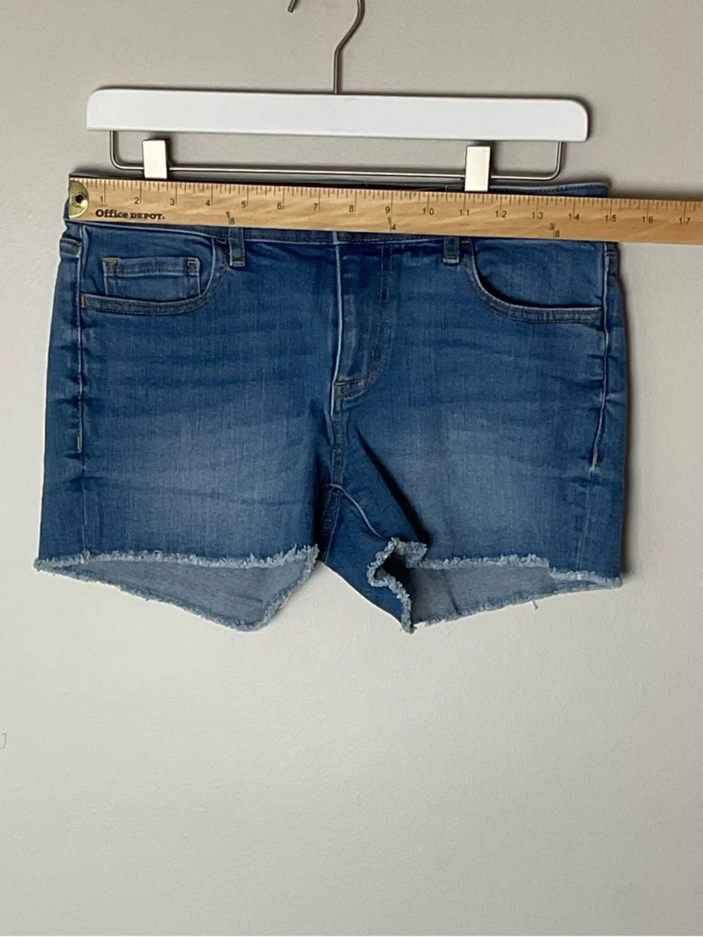 Vineyard Vines Women's Blue Denim Frayed Hem Shorts Size 25 - Picture 2 of 7